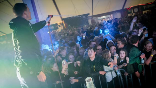 Til ANR Live koncert på Hjallerup Marked i 2019 blev der sprøjtet vandt ud over gæsterne i varmen. <i>Arkivfoto: Martin Damgård</i>