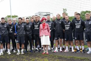 BILLEDSERIE: Dronningen besøger fodboldlandsholdet