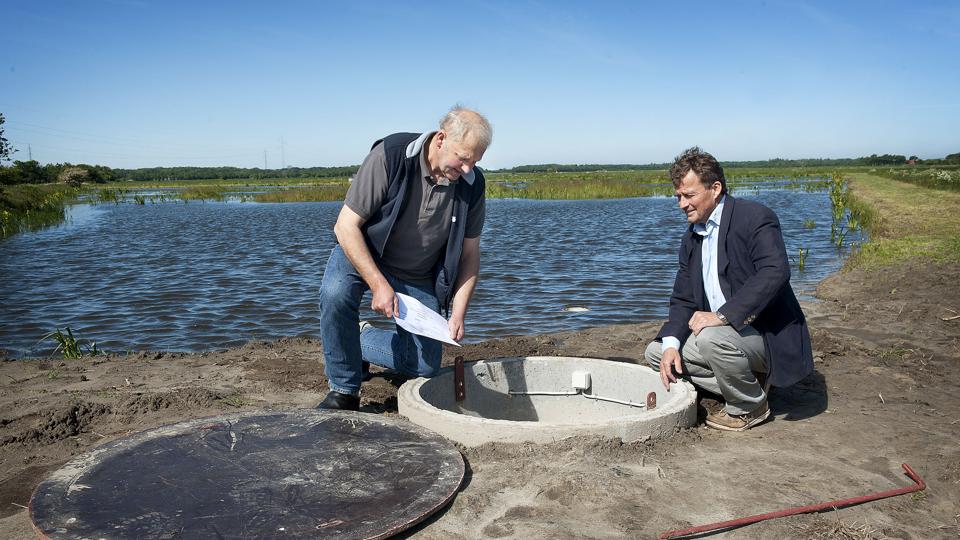 Landmand Carsten Søborg (tv), Aabybro, frygter, at myndighedernes krav skal føre til en halvering af landbrugsarealet i Nordjylland. Selv har han investeret i et minivådområde, der renser drænvandet fra markerne. Lige præcis den type løsning, som formand for landboforeningen Agri Nord Carl Chr. Pedersen (th) opfordrer til at satse på: målrettede tiltag frem for tiltag, der rammer i flæng. Foto: Lars Pauli