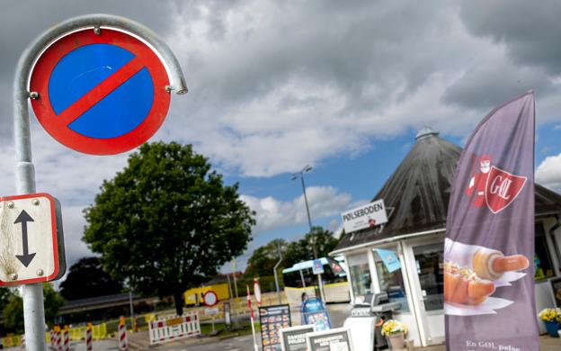 Henning Larsen oplever, at kunderne ikke kan komme til at parkere pga. vejarbejde - men nu er der fundet en løsning. <i>Arkivfoto: Martél Andersen</i>
