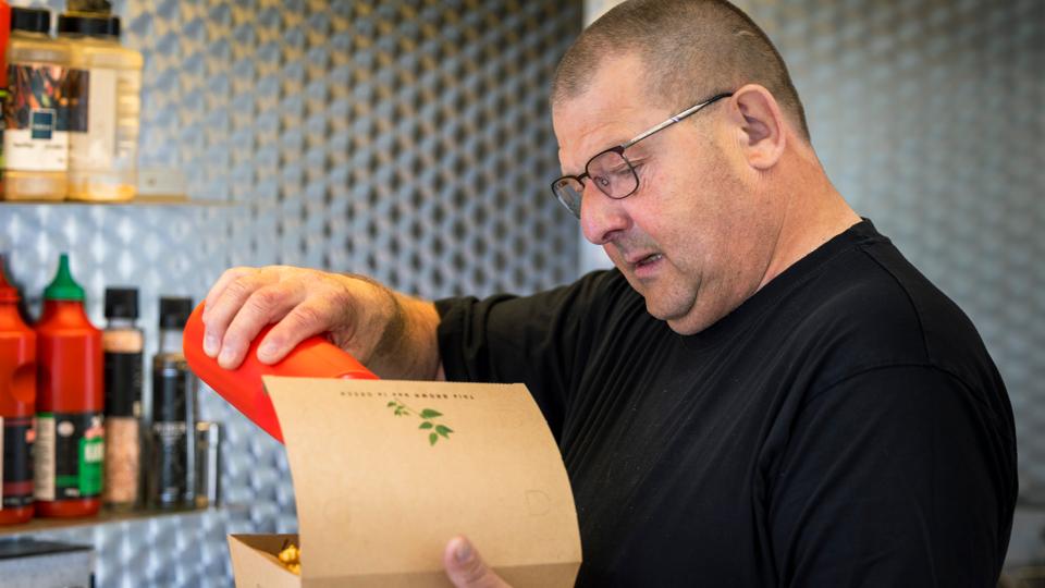 Snart kan kunderne igen komme til at holde foran Henning Larsens Pølsebod - der etableres to midlertidige parkeringspladser, mens pladsen renoveres. <i>Arkivfoto: Martél Andersen</i>