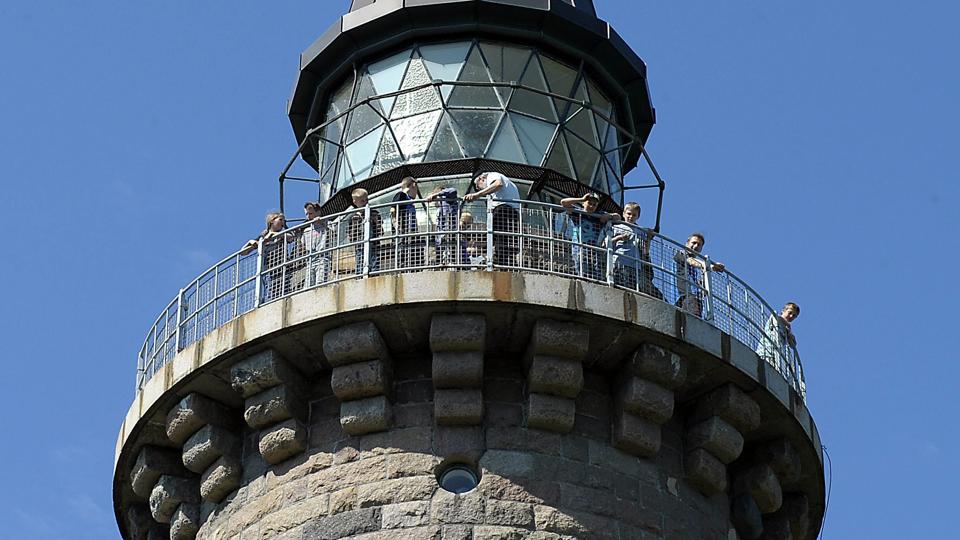 Udsigten fra fyrets top er populær, men tårnet er lukket indtil gitterværket igen er forsvarligt monteret. Arkivfoto: Jens Fogh-Andersen <i>Foto: Peter Mørk</i>
