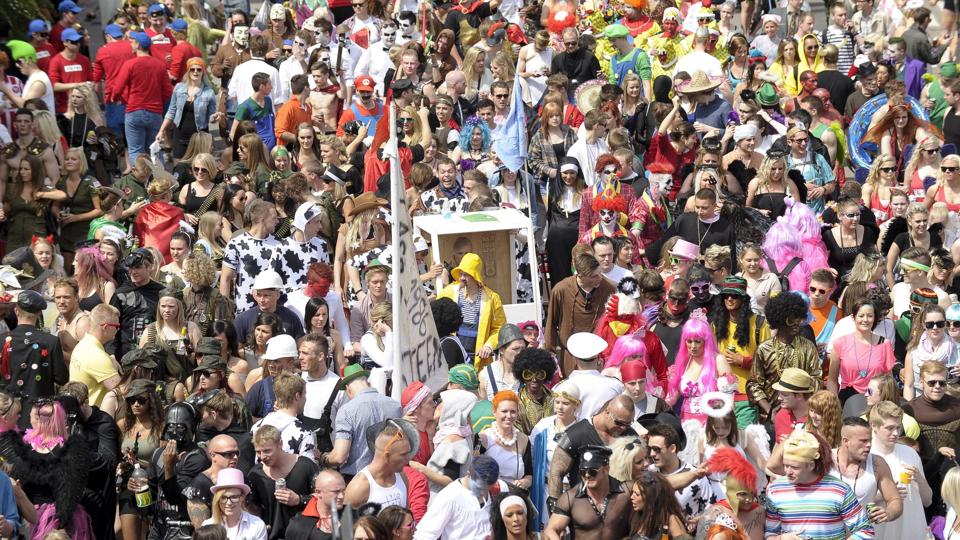 Karnevalsfolket støttede op om den fælles folkefest, men arrangørerne undervurderede behovet for toiletfaciliteter.

Foto Claus Søndberg