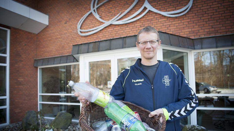 Claus Hjort kan glæde sig over, at flere elever har meldt sig. Nu sælges der flasker til fordel for projektet. Foto: Kim Dahl Hansen