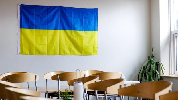 Et ukrainsk flag på væggen i spisesalen er blevet tilbage efter ukrainerne er rejst. <i>Foto: Bo Lehm</i>