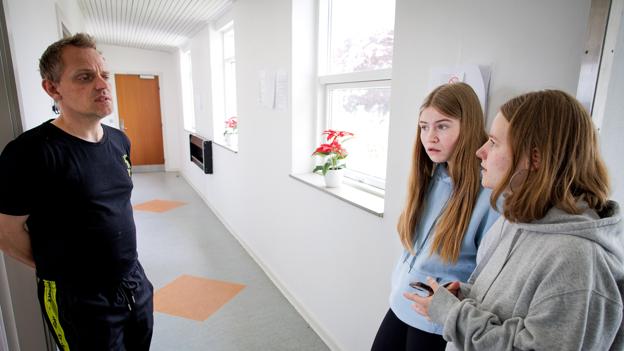Forstander Brian Højer Nordstrøm kalder det dansk-ukrainske "bofællesskab" for sundt for eleverne og en stor oplevelse for skolen. Til højre Anna Vinter og Annastasia Nordstrøm, begge fra 9. klasse. <i>Foto: Bo Lehm</i>