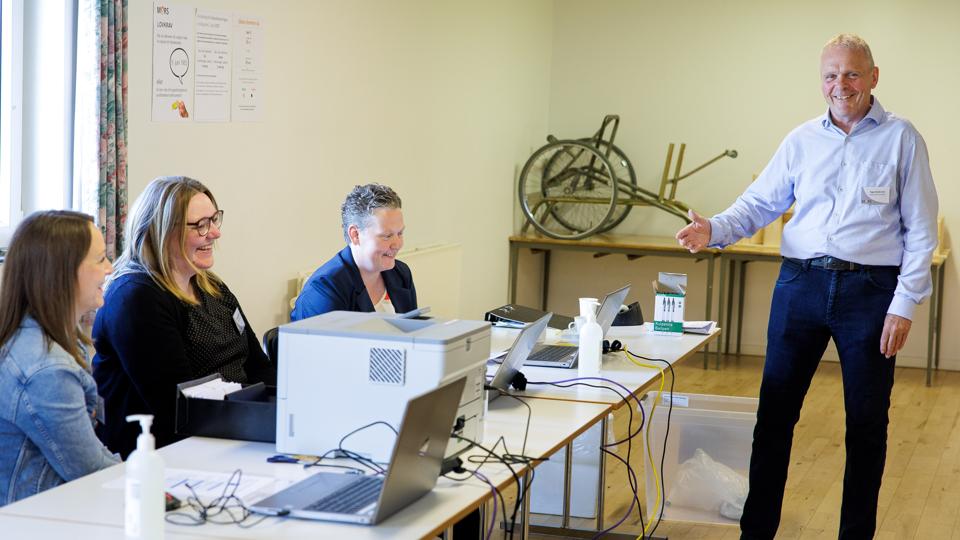 - Det kører bare digitalt, siger valgstyreformand Tage Andersen. Ved valgbordet i afstemningssted 1, Nordmors Hallen, sørger Heidi Gravgaard og Kristina Baandrup fra Morsø Kommune samt valgstyrer Karin Villadsen (S) for, at alt går rigtigt til.