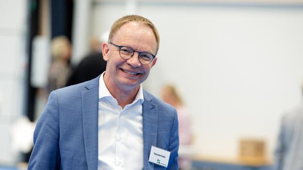 - Personligt synes jeg, et stort valgsted er hyggeligere end et lille, siger borgmester og valgstyreformand Niels Jørgen Pedersen om Thy Hallen. <i>Foto: Bo Lehm</i>