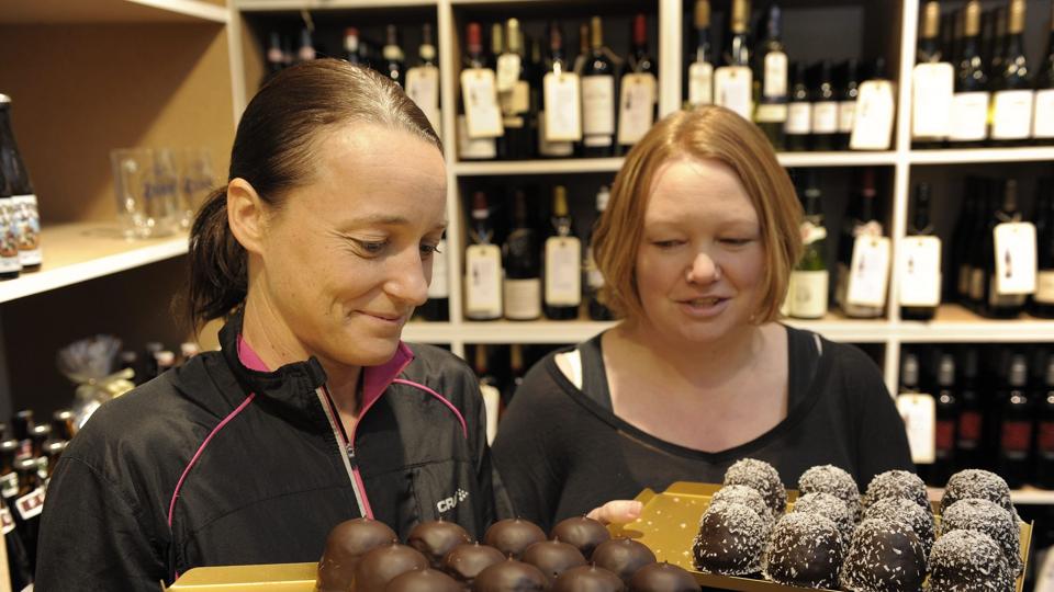 Fra venstre Lene Schreiner og Karina Viborg, der ikke har problemer med at gå forbi landsdelens lækreste flødeboller.
Foto Michael Bygballe <i>Michael Bygballe</i>