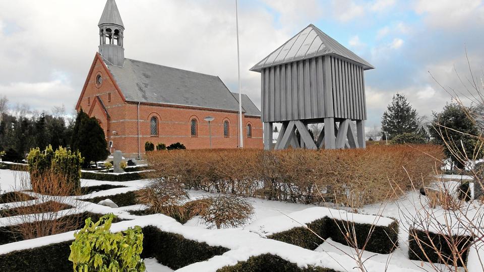 Klokkestablen ved Jerup kirke fjernes og en ny klokke får igen plads i kirkens klokkespir. Foto: Peter Bandholm <i>Peter Bandholm</i>