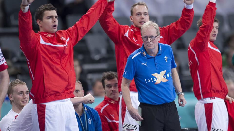 Rasmus Lauge, Henrik Toft Hansen og Lasse Svan jubler efter en dansk scoring imens Ulrik Wilbek ser en smule betænkelig ud i VM kvartfinalen mod Ungarn. Foto: Claus Fisker / Scanpix <i>Scanpix Denmark</i>