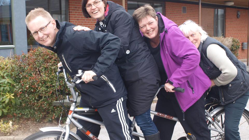 Henrik Hansen, Pernille Abrahamsen, Trine Mortensen og Annette Raadshøj på vej rundt i distriktet for at sprede det gode budskab om den kommende elevfest. Man kan læse meget mere om den kommende fest på facebookgruppen ”Elevfest Vrejlev Hæstrup Skole”.Privatfoto