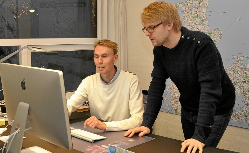 Lasse Thomsen og Anders Skotlander kigger på hjemmesiden Industri-tilbud.dk.Foto: Ole Torp <i>Ole Torp</i>