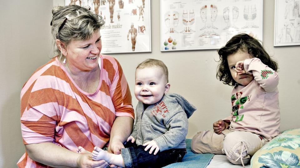 Liselotte Møller Østergaard har åbnet Liselottes Terapi på Tømmerbyvej - her er hun sammen med sine børnebørn Noah og Amalie. Foto: Claus Søndberg <i>Pressefotograf Claus Søndberg</i>