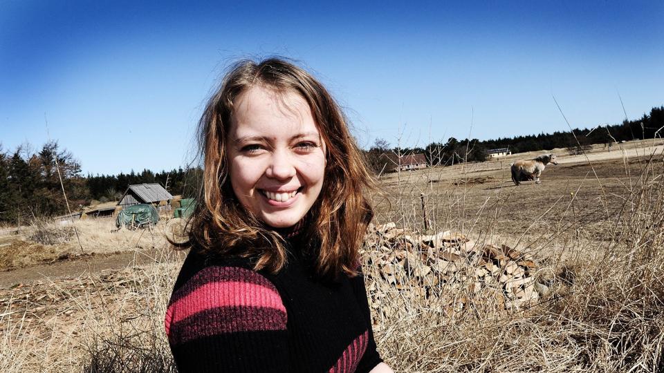 Når Johanne Krog Nedergård holder fri fra gymnasiet, er hun med i URT og i URK, ligesom hun spiller violin og rider på ejendommen i Nørhå. Foto: Ole Iversen