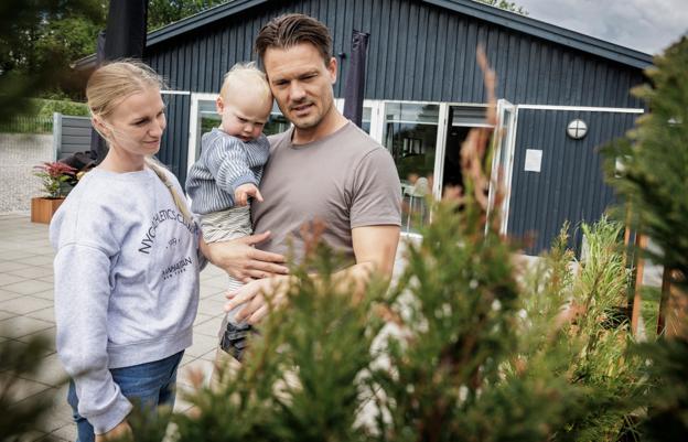 Camilla og Mads har fået sønnen Theo, siden deres bryllup var planlagt i første omgang. <i>Foto: Martin Damgård</i>