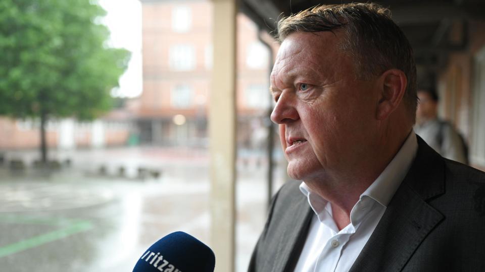 Partiformand for Moderaterne, Lars Løkke Rasmussen, trodsede regnvejret for at stemme onsdag eftermiddag. Han anbefaler et ja til at afskaffe forsvarsforbeholdet. <i>Philip Davali/Ritzau Scanpix</i>