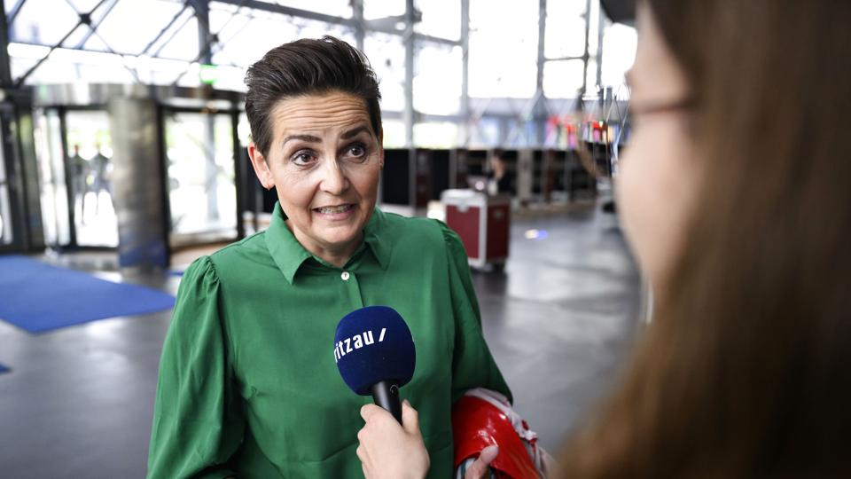 Pia Olsen Dyhr (SF) har onsdag afgivet sin stemme ved et valgsted på en skole i Københavns Sydhavn. Hun anbefaler et ja til at afskaffe Danmarks forsvarsforbehold i EU. (Arkivfoto). <i>Philip Davali/Ritzau Scanpix</i>