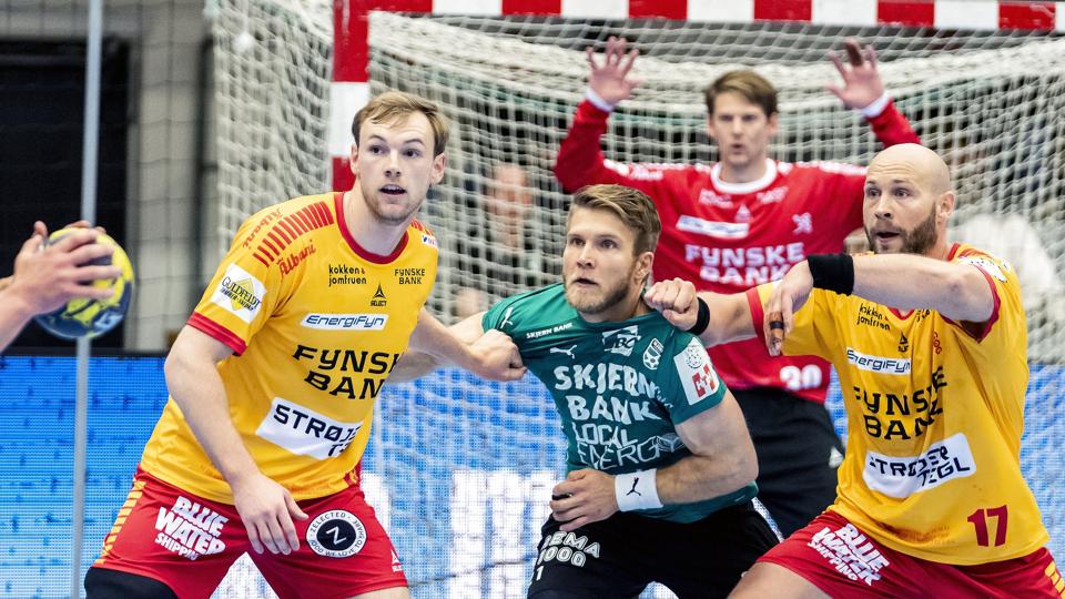 GOG-spilleren Mathias Gidsel (til venstre), Skjerns René Rasmussen (i midten) og Oscar Bergendahl fra GOG var blandt aktørerne i onsdagens semifinale. Skjern endte med at vinde kampen. <i>John Randeris/Ritzau Scanpix</i>
