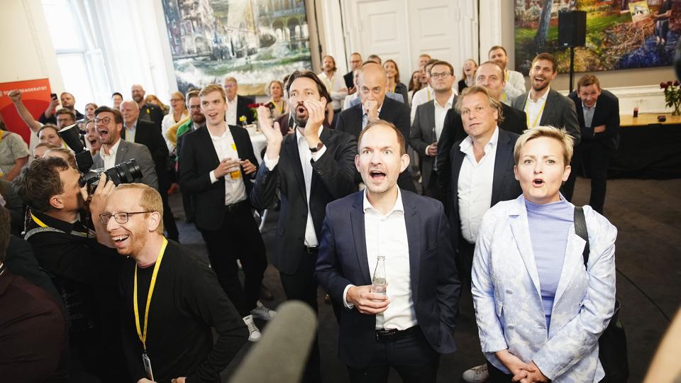 Hos Socialdemokratiet blev DR og TV 2's valgstedsmålinger modtaget med begejstring, da de viste et flertal for at afskaffe forsvarsforbeholdet. <i>Martin Sylvest/Ritzau Scanpix</i>