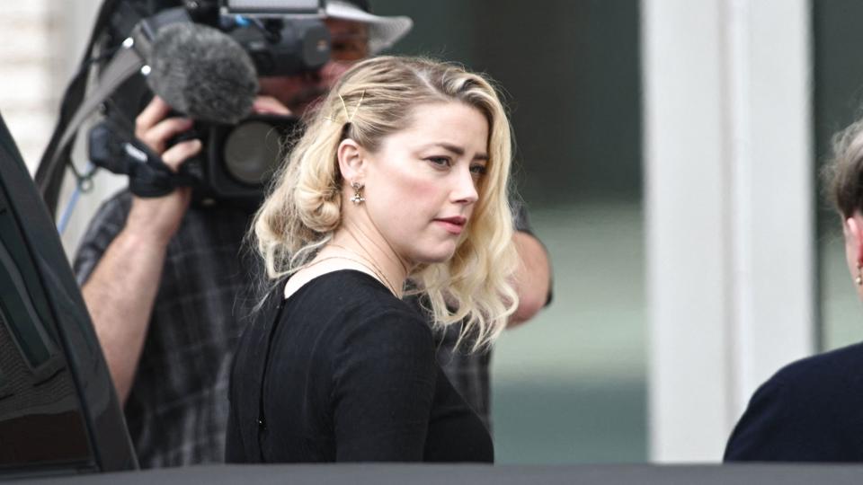 Amber Heard på vej ind til retten før afgørelsen, der overvejende gik hende imod. Hun skal betale 15 millioner dollar i erstatning til Johnny Depp. <i>Brendan Smialowski/Ritzau Scanpix</i>