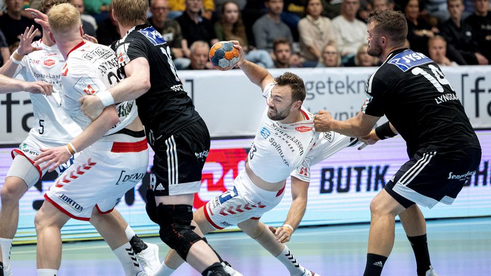 Aalborg Håndbolds Nikolaj Læsø i gennembrud i onsdagens opgør i Silkeborg. <i>Foto: Lars Pauli</i>