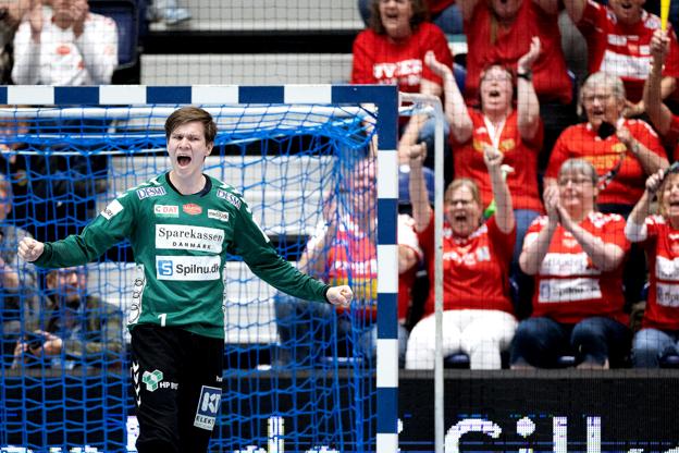Aalborg Håndbold-målmanden Simon Gade jublede ofte i første halvleg foran egne tilskuere, da han leverede mange gode redninger i de første 30 minutter og sluttede kampen med en redningsprocent på 34. <i>Foto: Lars Pauli</i>
