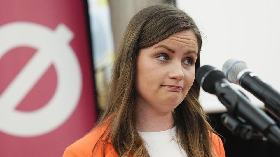 - Jeg ved, at mange af Enhedslistens vælgere faktisk har stemt "ja" i dag. Jeg vil gerne love jer alle sammen, som har stemt ja eller har stemt nej, at vi ikke vil sætte os over i hjørnet og surmule, siger hun i sin tale. <i>Martin Sylvest/Ritzau Scanpix</i>