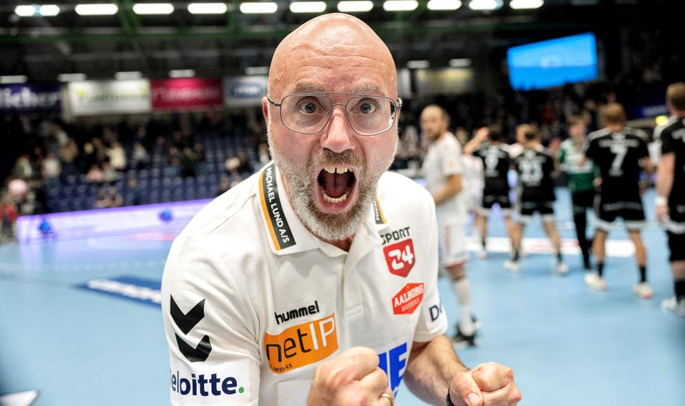 Cheftræner Stefan Madsen skriger sin glæde ud efter onsdagens sejr i Silkeborg. <i>Foto: Lars Pauli</i>