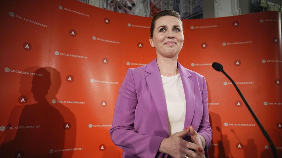 - Jeg er glad, og jeg er stolt på vegne af Danmark. Jeg mener, at vi har truffet den rigtige beslutning for os selv og for det kontinent, vi er en del af, siger Mette Frederiksen. <i>Martin Sylvest/Ritzau Scanpix</i>