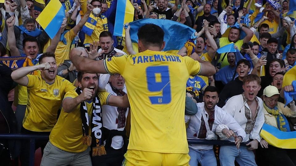Ukraines angriber Roman Yaremchuk kunne fejre sit mål til 2-0 ude mod Skotland. Ukraine endte med at vinde VM-playoffkampen med 3-1. Dermed er ukrainerne kun en sejr fra at komme til VM i Qatar i november og december. <i>Lee Smith/Ritzau Scanpix</i>