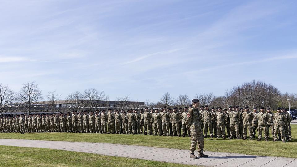Hvis dansk Forsvar skal på militære EU-missioner, kræver det uddannelse af flere soldater, eller at andre opgaver fravælges, fortæller formanden for Hovedorganisationen af Officerer i Danmark. Billedet er fra et pressemøde på Antvorskov Kaserne i april. (Arkivfoto). <i>Claus Bech/Ritzau Scanpix</i>