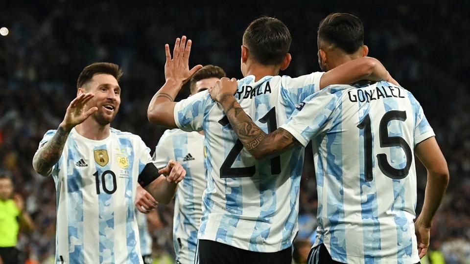 Lionel Messi (til venstre) og flere af Argentinas spillere kunne juble over det tredje mål mod Italien onsdag aften på Wembley. <i>Glyn Kirk/Ritzau Scanpix</i>