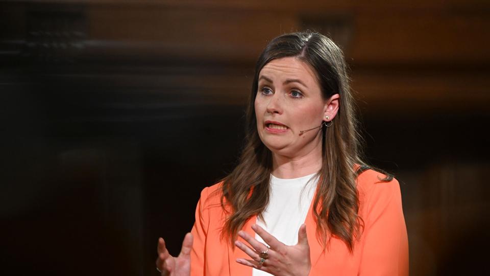 Enhedslistens politiske ordfører, Mai Villadsen, opfordrer under partilederdebat til at huske alle de danske vælgere, som har stemt "nej" til at afskaffe EU's forsvarsforbehold, når Folketinget påtænker at deltage i EU-missioner. <i>Philip Davali/Ritzau Scanpix</i>