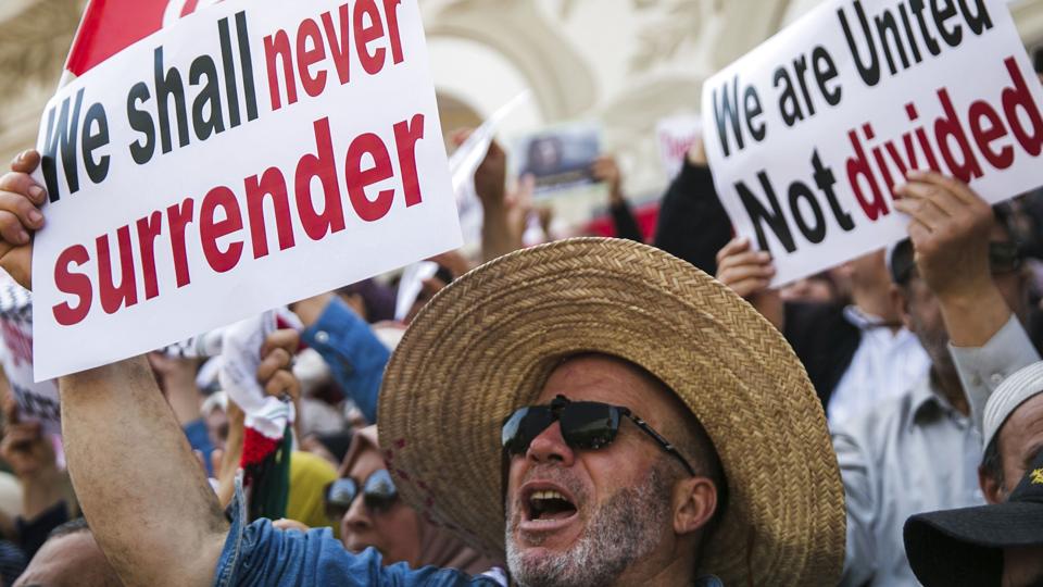 Demonstranter er flere gange i løbet af maj gået på gaden for at demonstrere mod præsident Kais Saied, som både har opløst parlamentet, fyret regeringen og indsat sin egen og nu også fyret 57 af landets dommere. (Arkivfoto). <i>Hassene Dridi/Ritzau Scanpix</i>
