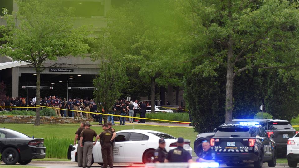 Politiet er talstærkt til stede ved et hospitalskompleks i Tulsa i Oklahoma, hvor en gerningsmand har skudt og dræbt flere personer. <i>Michael Noble Jr./Reuters</i>