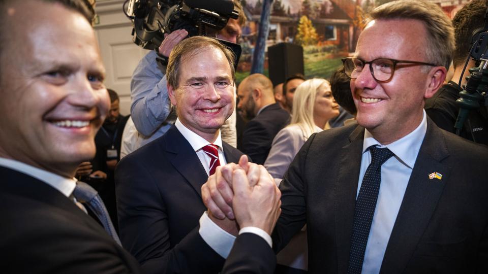 - Sammenhold i Europa er det bedste svar, vi kan give i den situation, vi står i, siger Jeppe Kofod, der på billedet står med finansminister Nicolai Wammen (S) og forsvarsminister Morten Bødskov (S). <i>Martin Sylvest/Ritzau Scanpix</i>