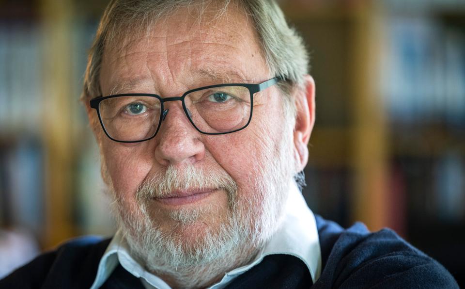 Bjarne Krogh-Pedersen fra Haldbjerg ved Frederikshavn har læst en række spareforslag igennem. Og han er ikke imponeret. <i>Foto: Martél Andersen</i>