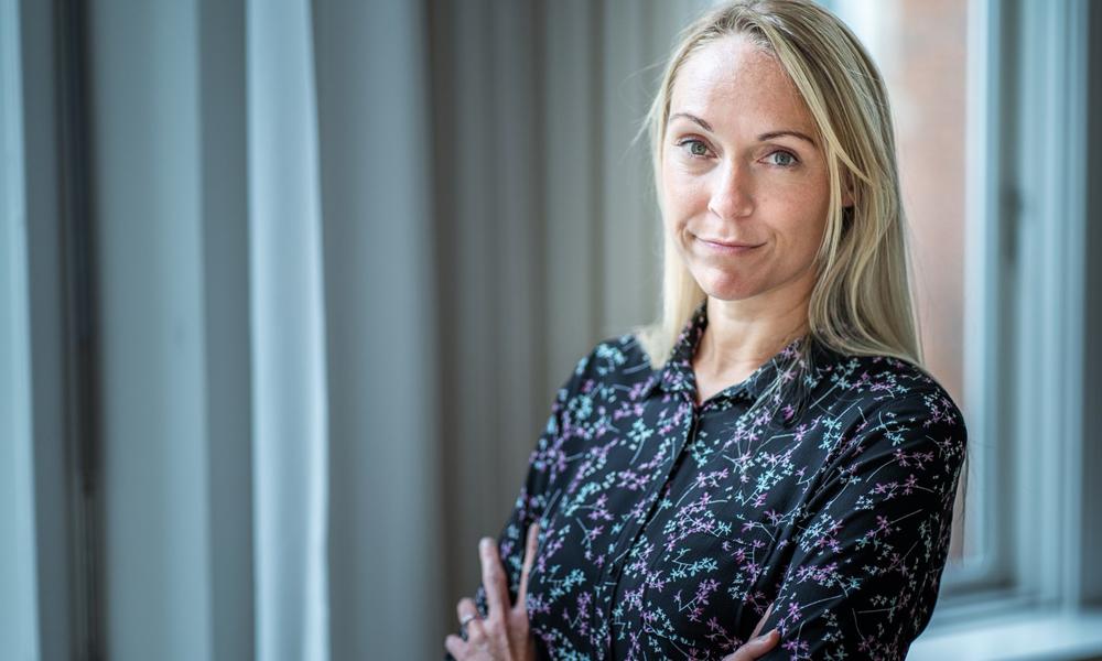 - Vi hører ofte, om at solcelleprojekter i almene boligafdelinger skrinlægges. Det er udbredt, og det er et stort problem flere steder i landet, siger Solveig Råberg Tingey, viceadm. direktør i BL Danmarks Almene Boliger. - Vi hører ofte, om at solcelleprojekter i almene boligafdelinger skrinlægges. Det er udbredt, og det er et stort problem flere steder i landet, siger Solveig Råberg Tingey, viceadm. direktør i BL Danmarks Almene Boliger.