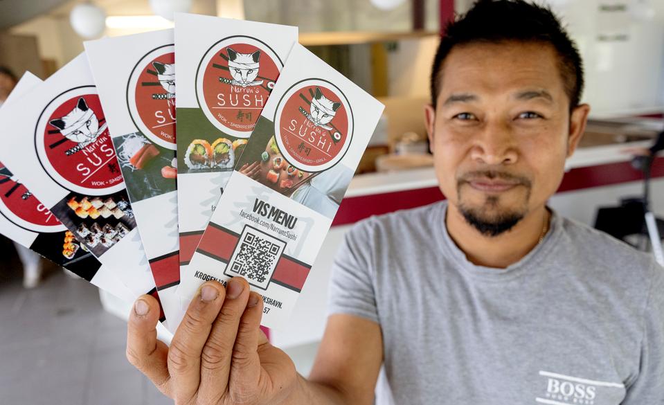 Narrun Mok åbner sushibar i en sekskantet tidligere grillbar ud til Skagensvej i Frederikshavn. Er du ikke til sushi, så serverer de også smørrebrød a la Syvsten Kro. <i>Foto: Lars Pauli</i>