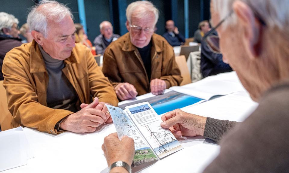 Dimensionerne på møllerne var illustreret på visualiseringer fra Niras og i en pjece fra Foreningen Hirsholm uden møller, der her bliver nærstuderet. <i>Foto: Lars Pauli</i>