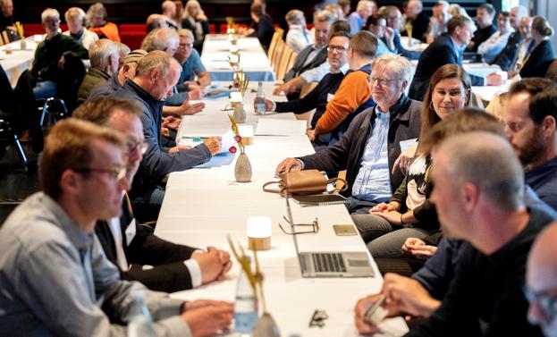 Lidt 100 frederikshavnere deltog i informationsmødet om miljøkonsekvenser af møllerne. <i>Foto: Lars Pauli</i>