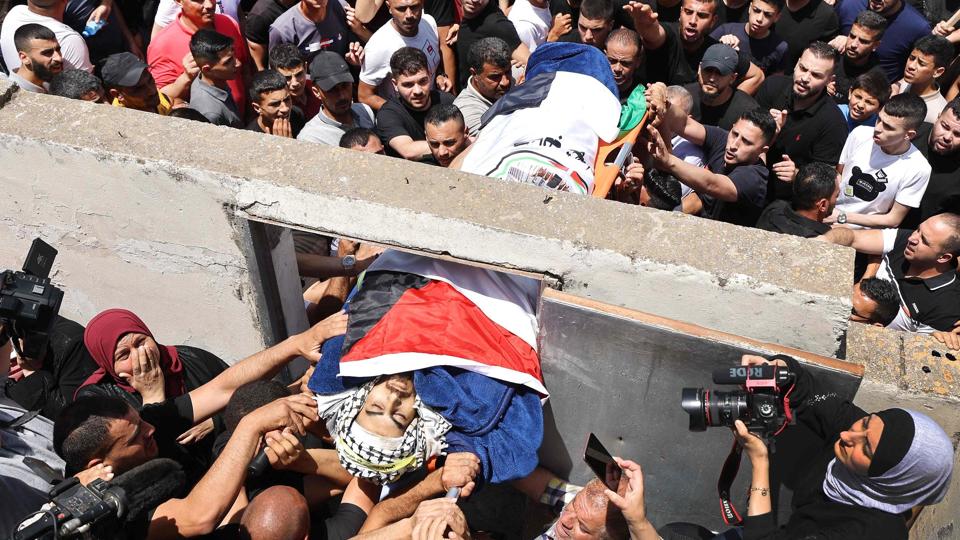 En ung palæstinenser, som blev dræbt af israelske styrker onsdag, blev torsdag båret igennem byen Yabad, hvor han døde. Torsdag er en 17-årig dræbt ifølge palæstinensisk ministerium. <i>Jaafar Ashtiyeh/Ritzau Scanpix</i>
