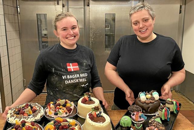 Flotte kager lavet i fælleskab af bagerlærling Rikke Larsen og bager Rikke Mortensen, som med sine 33 år i faget er en god læremester. Foto: Lisa Farum Kristiansen