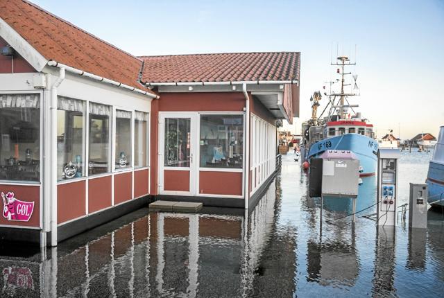 Restaurant Carl Frederik ligger tæt på havnekajen. En overgang endog lidt for tæt. Foto: Allan Mortensen