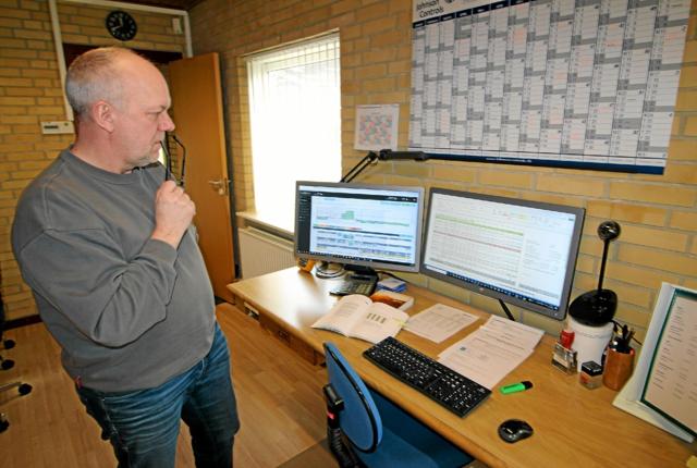 En stor del af varmemesterens tid bruges ved computeren, hvor han køber gas og køber/sælger el. Foto: Jørgen Ingvardsen
