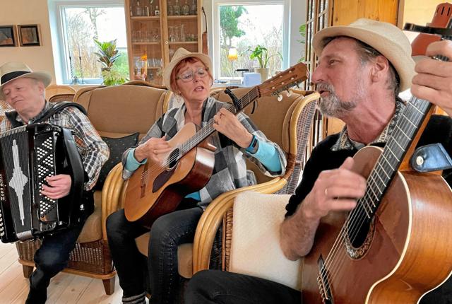 Musik skaber glæde, lyder det fra trioen. Fra venstre Peter Aldahl, Leah Jacobsen og Peter Borup. Foto: Helge Søgaard