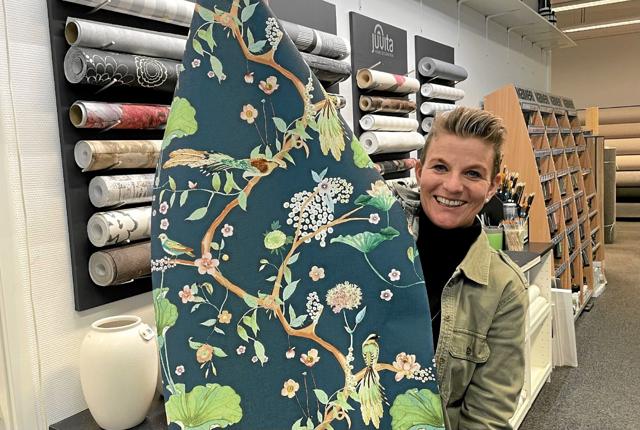 Charlotte Falden kan tilbyde tapeter i alverdens flotte farver i Farvebøtten Sæby. Foto: Lisa Farum Kristiansen