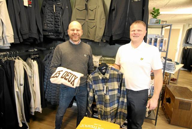 Chefen for det hele, Tim Brunø, sammen med butikschef Jens Holst i butikken i Dronninglund. Foto: Jørgen Ingvardsen