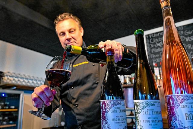 Dybsort Spätburgunder er den tyske udgave af Pinot Noir. 13 vine fra den prisbelønnede vinbonden Carl Ehrhard venter, når Thomas Kold og Hotel Havbadet holder eksklusiv vinaften 17. marts. Foto: Ole Iversen